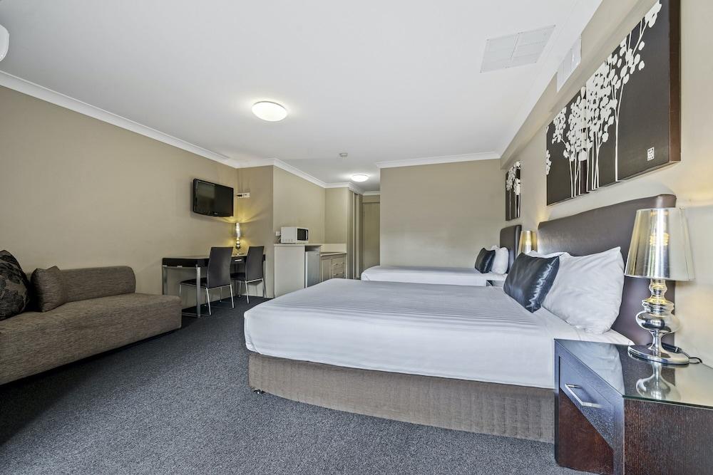 Ambassador On Ruthven Motel Toowoomba Exterior photo