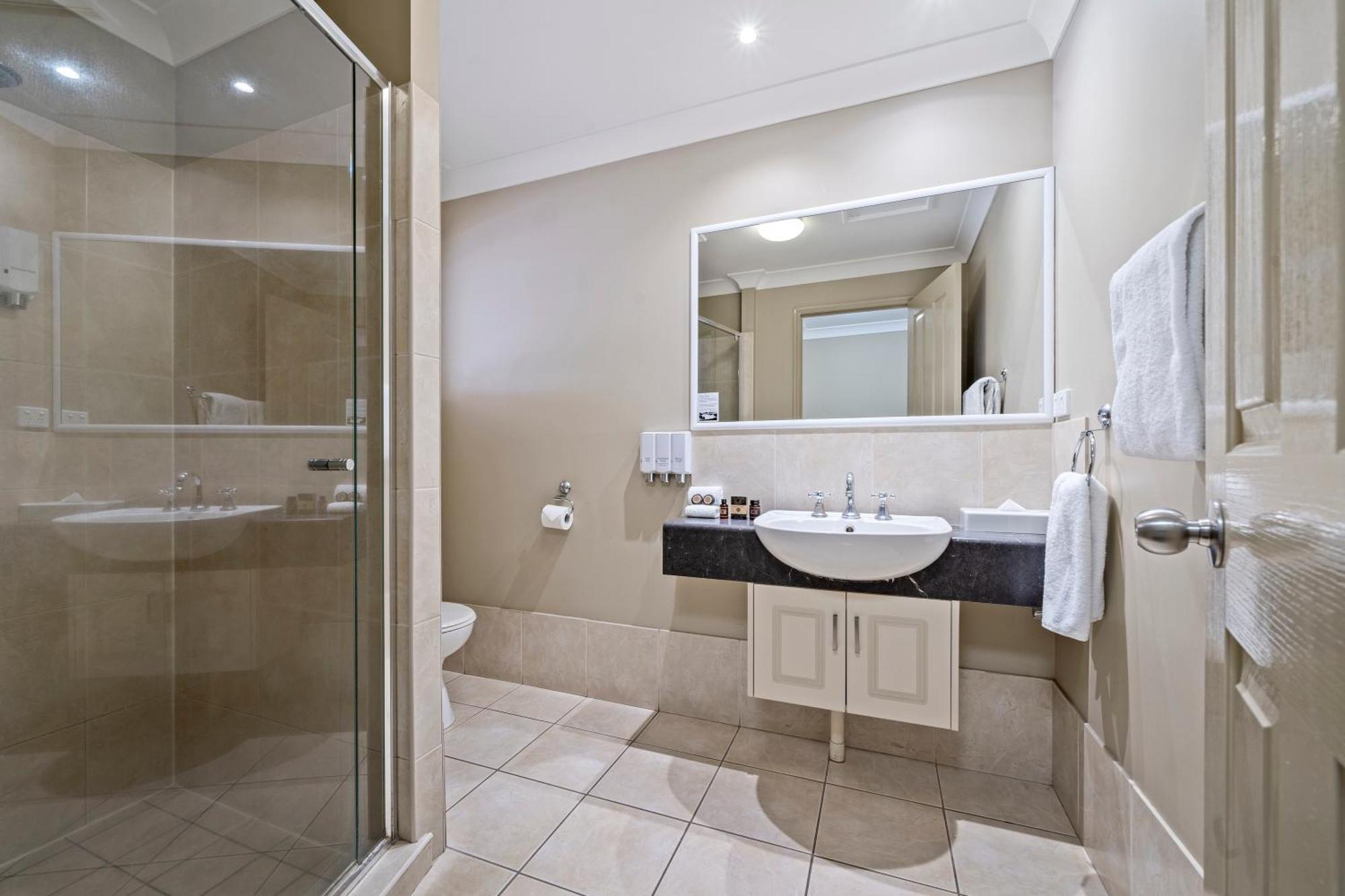 Ambassador On Ruthven Motel Toowoomba Room photo